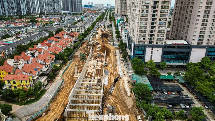 Hầm chui trực thông theo hướng đường Hoàng Tùng đi Quốc lộ 32 dài khoảng 975 m đang được thi công khẩn trương. Máy móc, thiết bị cùng hàng trăm kỹ sư, công nhân làm việc liên tục trên công trường.
