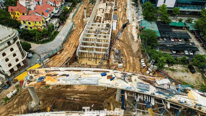 Trên công trường, hệ thống cầu nhánh dạng tuabin đang được triển khai đồng loạt. Các tuyến cầu cong bắt đầu hình thành, hình thành mạng lưới giao thông đa tầng.