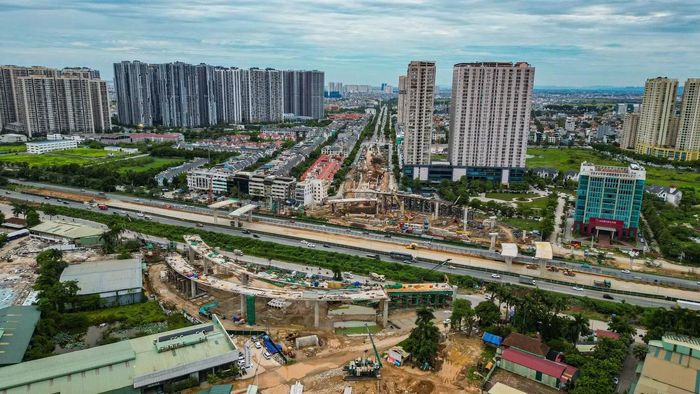 Sau hơn một năm thi công, hệ thống cầu nhánh và các hạng mục chính đã dần hiện rõ. Từ trên cao có thể thấy rõ quy mô của nút giao khác mức quy mô lớn tại khu vực phía Tây Hà Nội.