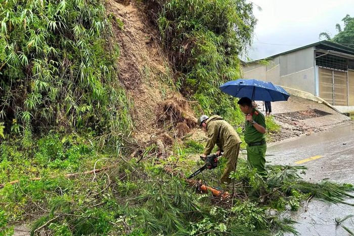Lực lượng Công an xã Mù Cang Chải khắc phục hậu quả do mưa lớn gây ra.
