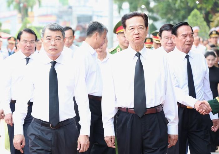 Sáng 6/7, Thủ tướng Chính phủ Lê Minh Hưng cùng các lãnh đạo, nguyên lãnh đạo Đảng, Nhà nước dự Lễ triển khai tìm kiếm, quy tập hài cốt liệt sĩ tại Công viên Lê Thị Riêng (thuộc phường Hòa Hưng, TPHCM). Ảnh: Ngô Tùng