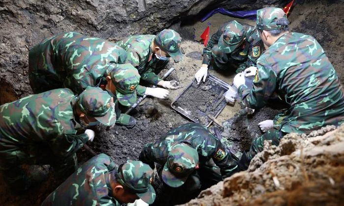 Trong quá trình đào tìm, các chiến sĩ tiếp tục phát hiện một số mẫu vật thuộc cơ thể người cùng những di vật liên quan quá trình công tác, chiến đấu.