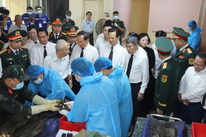 Thủ tướng chứng kiến các cán bộ, chiến sĩ thực hiện công tác quy tập, xác định danh tính hài cốt liệt sĩ được tìm thấy trong khuôn viên Công viên Lê Thị Riêng.