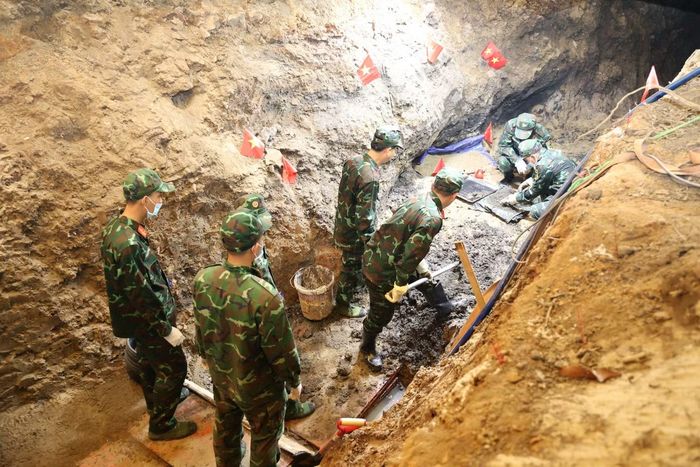 Giữa công viên rộng khoảng 8ha - nơi từng là Nghĩa trang Đô Thành (còn gọi là Chí Hòa), một hố khai quật dài khoảng 10m, rộng 3m và sâu gần 3m được mở ra. Vị trí này được xác định có nhiều khả năng còn lưu giữ nhiều hài cốt của các chiến sĩ hy sinh trong chiến dịch Xuân Mậu Thân 1968.