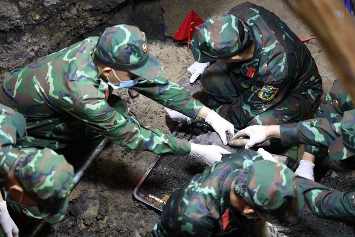 Sau buổi lễ triển khai công tác vào sáng 6/7, các đội K tiếp tục công việc đào tìm, cất bốc hài cốt liệt sĩ và các di vật tại khu vực hố đào trong Công viên Lê Thị Riêng. Từng cán bộ, chiến sĩ tỉ mẩn, cẩn thận dùng cuốc, bay tay xới đất để tìm kiếm hài cốt, di vật nằm lẫn trong các lớp đất.