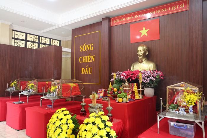 Qua quá trình khai quật, tìm kiếm, đến nay, các đơn vị chức năng đã thực hiện nghi lễ nhập quan cho những liệt sĩ vừa được tìm thấy hài cốt, tạm thời lưu trữ tại Nhà Truyền thống trong khuôn viên Công viên Lê Thị Riêng. Ảnh: Ngô Tùng