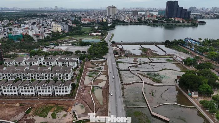 Được biết, giải pháp bổ cập nước cho Hồ Tây từ Nhà máy xử lý nước thải Hồ Tây qua hồ Sen bằng phương án sinh học – bãi lọc trồng cây ngập nước là một giải pháp bền vững để xử lý nước, đảm bảo hiệu suất xử lý và ổn định, chi phí đầu tư xây dựng phù hợp, chi phí vận hành thấp, tạo được cảnh quan, không gian xanh đẹp quanh năm, cũng như đa dạng về sinh học, không sử dụng hóa chất, thân thiện với môi trường