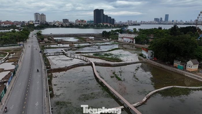 Hồ Sen 2 với diện tích khoảng 1,9ha cơ bản đã hoàn thiện các hạng mục: kè xung quanh hồ, đường cảnh quan, lan can, đê sinh học...