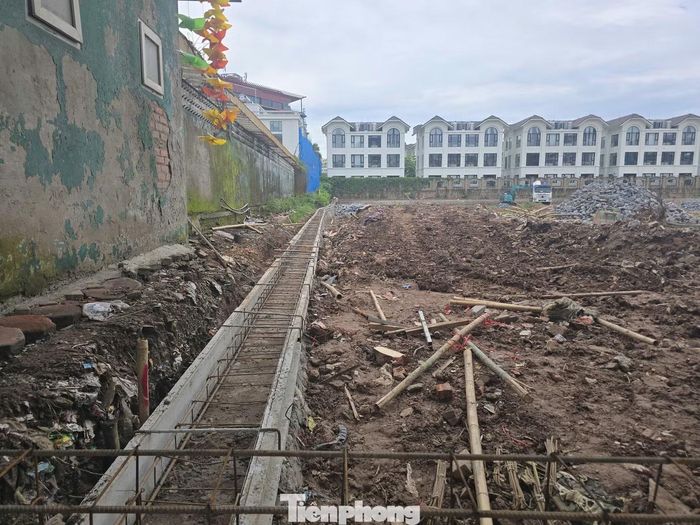 Sau khi triển khai thí điểm giai đoạn 1 tại hồ Sen 3 (bổ cập nước cho hồ Tây trước 2/9/2025), phường Tây Hồ triển khai giai đoạn 2 trên quy mô 3 hồ. Chủ đầu tư đã thực hiện rút nước ở hồ Sen 3, di chuyển các bè thủy sinh sang hồ Sen 2 để bắt đầu, tổ chức triển khai thi công các hạng mục đê sinh học, kè hồ... dự kiến hồ Sen 3 sẽ hoàn thành cuối tháng 8/2026.