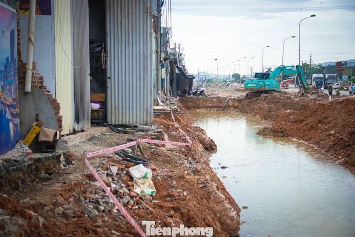 Việc thi công khiến nhiều nhà dân dọc tuyến Quốc lộ 6 rơi vào tình trạng chênh cao so với mặt đường.