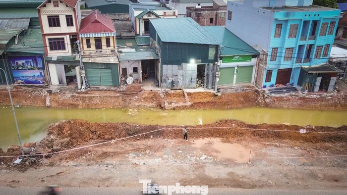 Việc đơn vị thi công đào nền đường sát khu vực nhà dân đã để lại nhiều hố sâu ngổn ngang. Tại một số vị trí, nước đọng thành những vũng lớn kéo dài nhiều ngày, tiềm ẩn nguy cơ mất an toàn giao thông cho cả người dân lẫn các phương tiện lưu thông qua khu vực.
