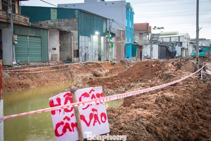 Những hố đào sâu hoắm kéo dài cả trăm mét ngay trước cửa nhà dân đang trở thành nỗi lo thường trực về nguy cơ mất an toàn.