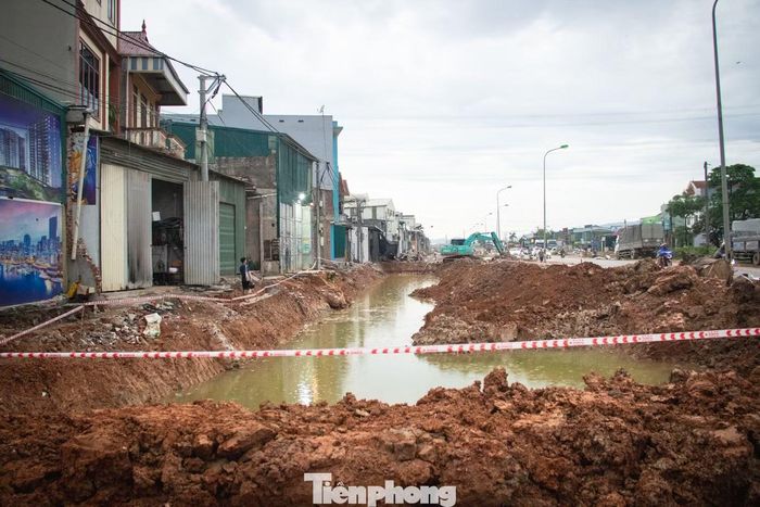 Dù đang được đẩy nhanh giải phóng mặt bằng và tăng tốc thi công nhằm giảm ùn tắc cho cửa ngõ phía Tây Hà Nội cùng mục tiêu tăng kết nối vùng Tây Bắc, dự án mở rộng Quốc lộ 6 đoạn qua Khu công nghiệp Phú Nghĩa lại đang xuất hiện hàng loạt hố sâu nham nhở sau khi đơn vị thi công đào đường đặt ống cống.