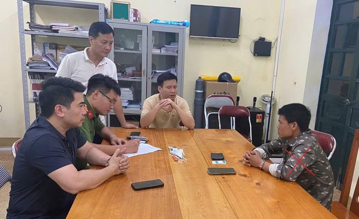 Trinh sát Công an tỉnh Sơn La và Công an tỉnh Lào Cai đấu tranh, lấy lời khai đối tượng Hà Văn Tý.