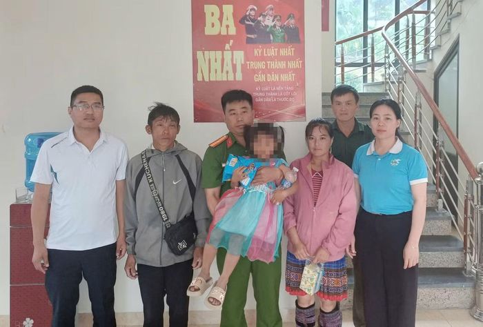 Cháu Thào Thị A được giải cứu an toàn trong vòng tay gia đình.