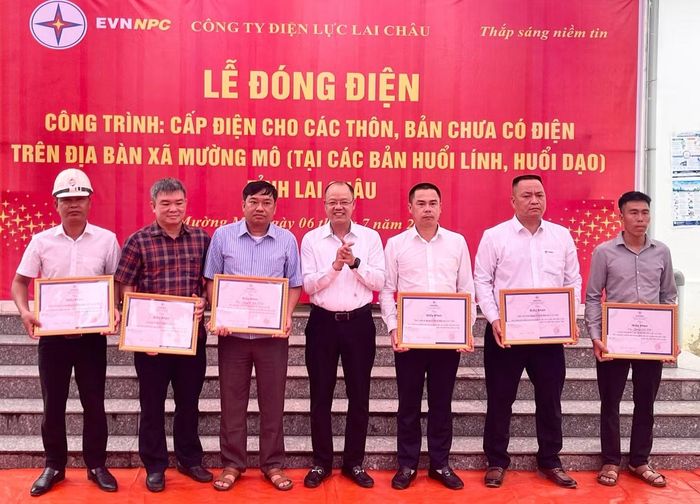 ông Trần Kim Long, Giám đốc công ty Điện lực Lai Châu tặng giấy khen cho các tập thể và cá nhân có thành tích xuất trong thực hiện Dự án đưa điện lưới Quốc gia về bản Huỗi Dạo, Huỗi Lính
