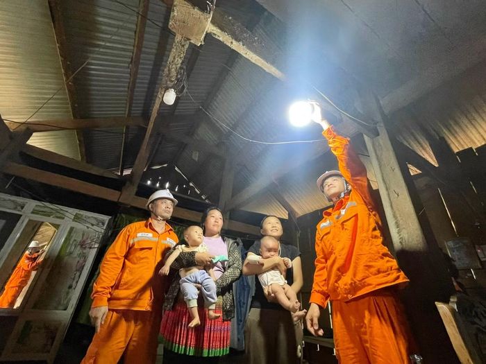 Niềm vui có điện lưới Quốc gia của người dân bản Huỗi Lính