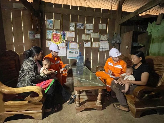 Cán bộ Điện lực Nậm Hàng hướng dẫn người dân bản Huỗi Lính sử dụng điện tiết kiệm, an toàn