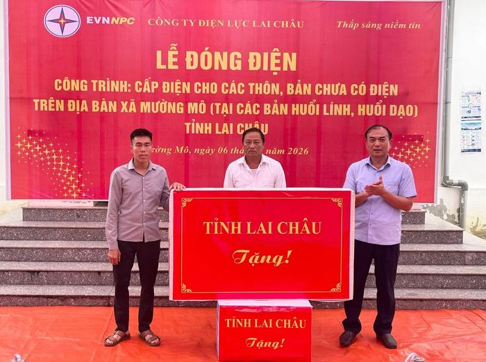 Ông Nguyễn Sỹ Cảnh, Phó Chủ tịch UBND tỉnh Lai Châu tặng quà cho nhân dân bản Huỗi Lính