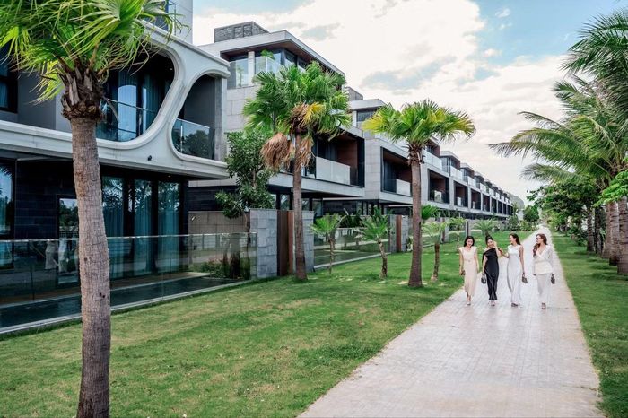 Dữ liệu nhân khẩu học cho thấy 70% lượng khách thuê là người nước ngoài, với tỷ lệ tái ký hợp đồng lên tới 40%. Theo Regal Hotels