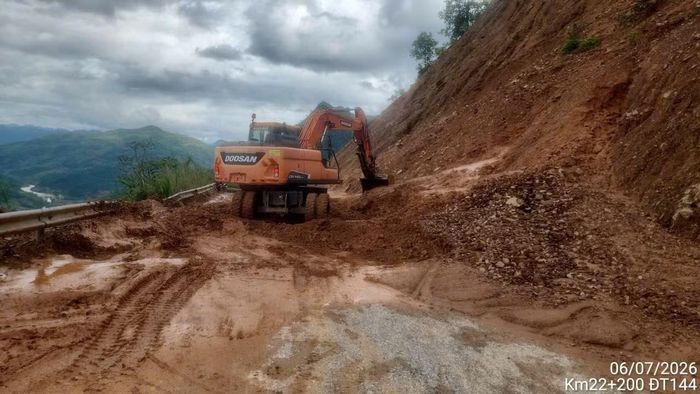  Trên tuyến ĐT.144, tại nhiều điểm, taluy dương sạt lở khiến khối lượng lớn đất đá, bùn tràn xuống mặt đường, gây nhiều khó khăn cho công tác khắc phục. 