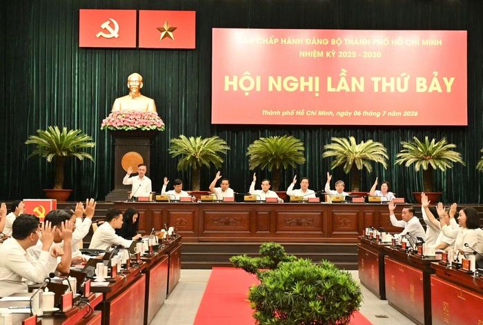 Đại biểu thông qua nghị quyết hội nghị. Ảnh: Việt Dũng
