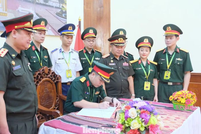 Trưởng đoàn Sĩ quan trẻ Quân đội nhân dân Việt Nam viết lưu bút tại Bảo tàng Kaysone Phomvihane.