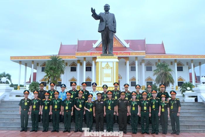 Sĩ quan trẻ hai nước tại Bảo tàng Kaysone Phomvihane ở Thủ đô Viêng Chăn của Lào.