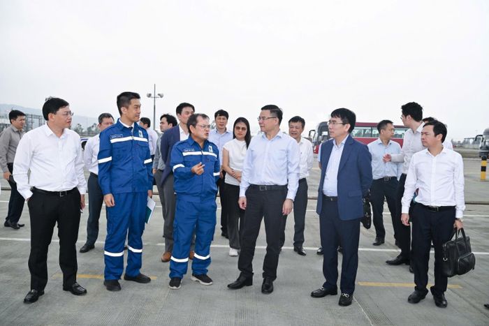 Lãnh đạo NSRP báo cáo Bộ trưởng Bộ Công Thương TS Lê Mạnh Hùng và TS Lê Xuân Huyên về tình hình hoạt động của Nhà máy lọc hóa dầu Nghi Sơn. 