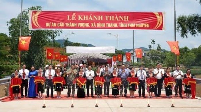 Ảnh: Cắt băng khánh thành cầu Thành Vượng