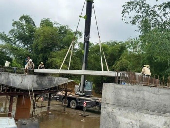 Ảnh: Quá trình lao lắp dầm bê tông hộp rỗng dự ứng lực