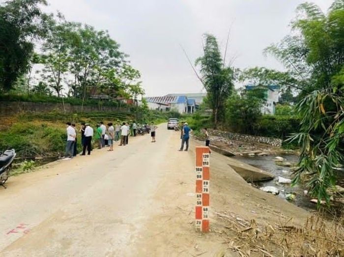 Ảnh: Ngầm tràn Thành Vượng với cột đo độ cao nước lũ trước khi thi công