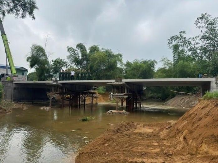 Ảnh: Đoàn công tác kiểm tra chất lượng cầu sau khi lao dầm