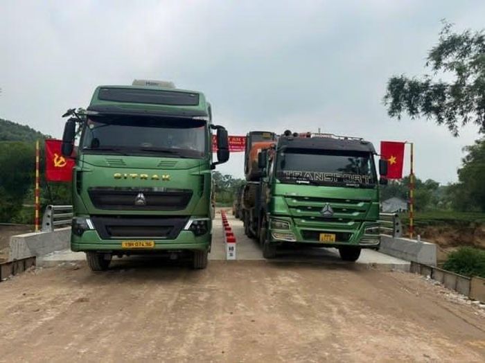 Ảnh: Đoàn xe siêu trọng đồng thời qua cầu trong lễ thử tải