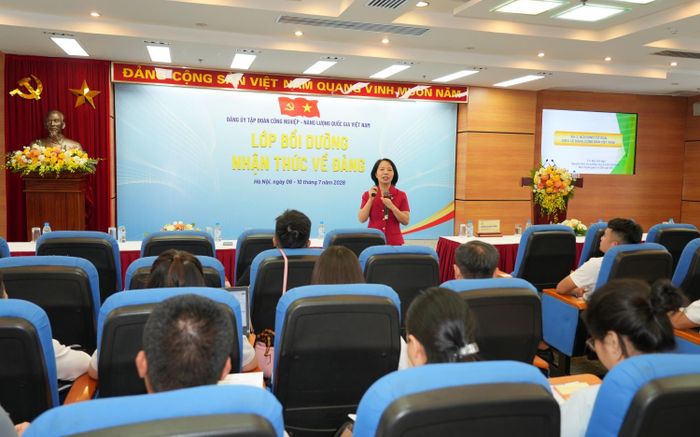TS Mai Yến Nga - nguyên Vụ phó Vụ Lý luận, Ban Tuyên giáo và Dân vận Trung ương truyền tải đến các học viên bài giảng "Nội dung cơ bản Điều lệ Đảng Cộng sản Việt Nam."