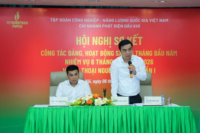 Đồng chí Nguyễn Minh Đạo, Bí thư Đảng ủy, Giám đốc Chi nhánh và đồng chí Nguyễn Xuân Hưng, Phó Giám đốc, Chủ tịch Công đoàn Chi nhánh chủ trì hội nghị.