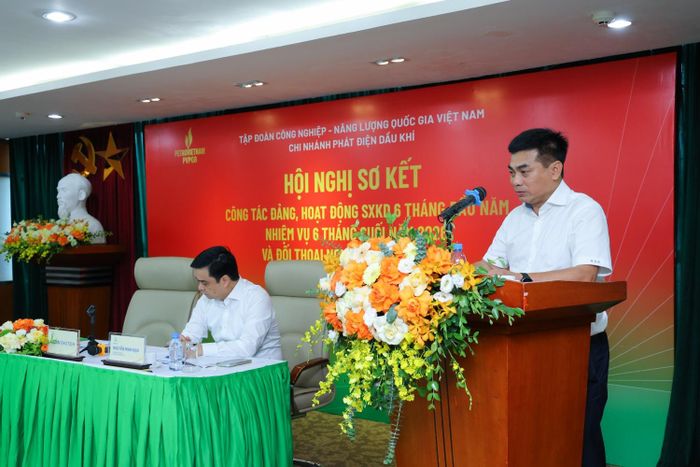 Đồng chí Nguyễn Xuân Hưng, Phó Giám đốc, Chủ tịch Công đoàn PVPGB trình bày báo cáo tại hội nghị.