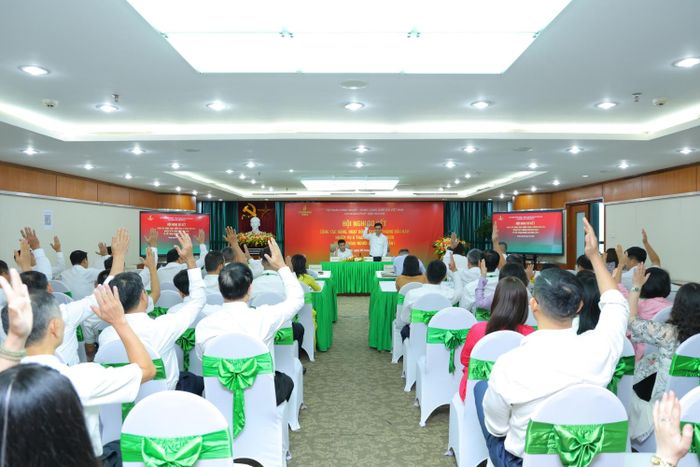 Các đại biểu biểu quyết thông qua các nội dung tại hội nghị.