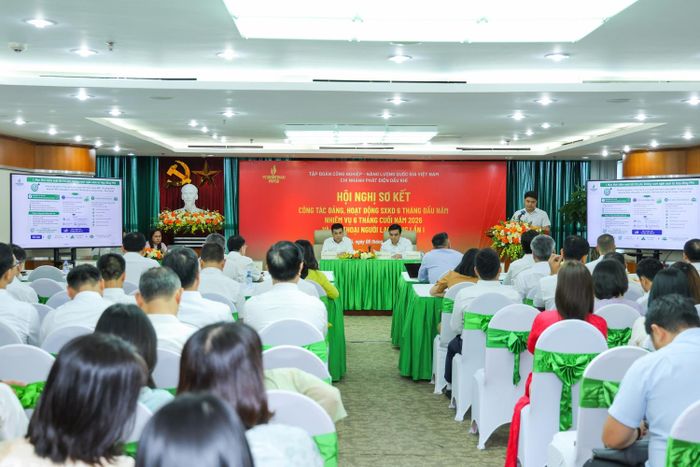 Đại diện các nhà máy trình bày tham luận tại hội nghị.