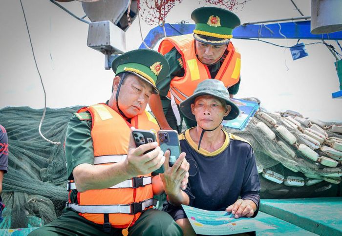 Lực lượng Bộ đội biên phòng tỉnh An Giang tuyên truyền cho ngư dân về việc chống khai thác IUU.