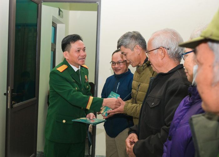 Hội CCB PVFCCo - Phú Mỹ tặng quà cho các hộ gia đình có hoàn cảnh khó khăn xã Phong Doanh.