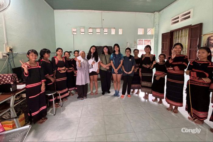 Trao tặng quà cho các nữ sinh ở Lưu xá Phaolô (Lưu xá nữ sinh) ở xã la Rsai (tỉnh Gia Lai).