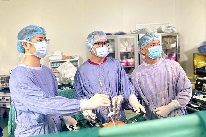 TS.BS Nguyễn Xuân Hòa – Phó Giám đốc Trung tâm Phẫu thuật Tiêu hóa và Bệnh lý sàn chậu và ê kíp thực hiện phẫu thuật cho người bệnh.