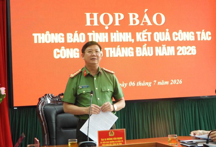 Đại tá Hoàng Văn Mạnh, Phó Giám đốc Công an tỉnh Tuyên Quang chủ trì họp báo.