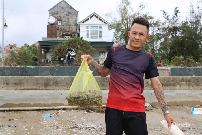 Nếu gặp đúng khu vực hải sản tập trung, chỉ trong thời gian ngắn có thể nhặt được hàng chục ki-lô-gam. (Ảnh: TV)