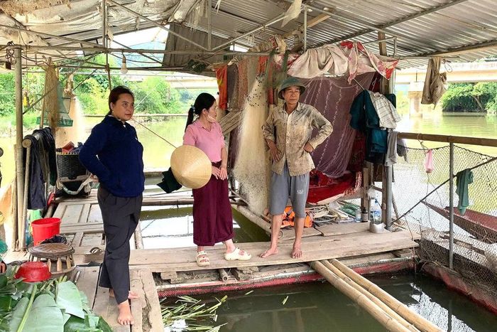 Nhiều lồng nuôi cá của người dân xã Tam Thái bị thiệt hại do cá chết hàng loạt.