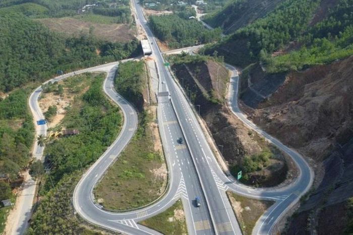 Cao tốc Cam Lộ - La Sơn tạm dừng lưu thông ban đêm để phục vụ mở rộng.