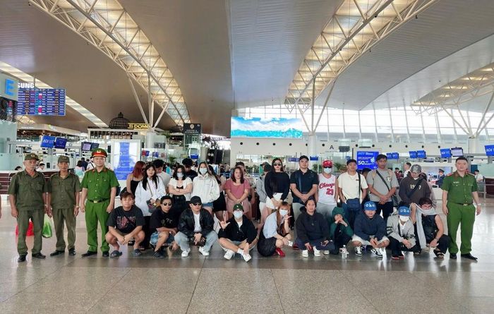 Công an phường Móng Cái 3 hỗ trợ 31 công dân Philippines và 1 công dân Malaysia làm thủ tục xuất cảnh tại Cảng hàng không quốc tế Nội Bài để trở về nước.