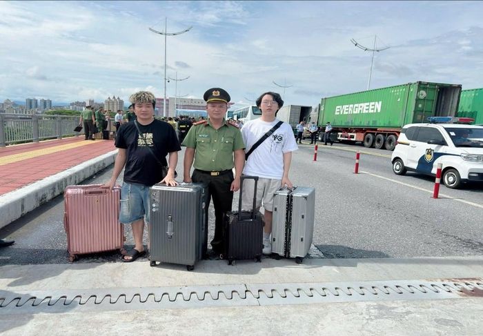 Công an phường Móng Cái 3 hỗ trợ 2 công dân Trung Quốc làm thủ tục xuất cảnh qua Cửa khẩu quốc tế Móng Cái.