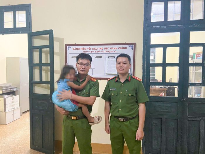 Cháu bé được giải cứu an toàn khiến mọi người thở phào nhẹ nhõm.